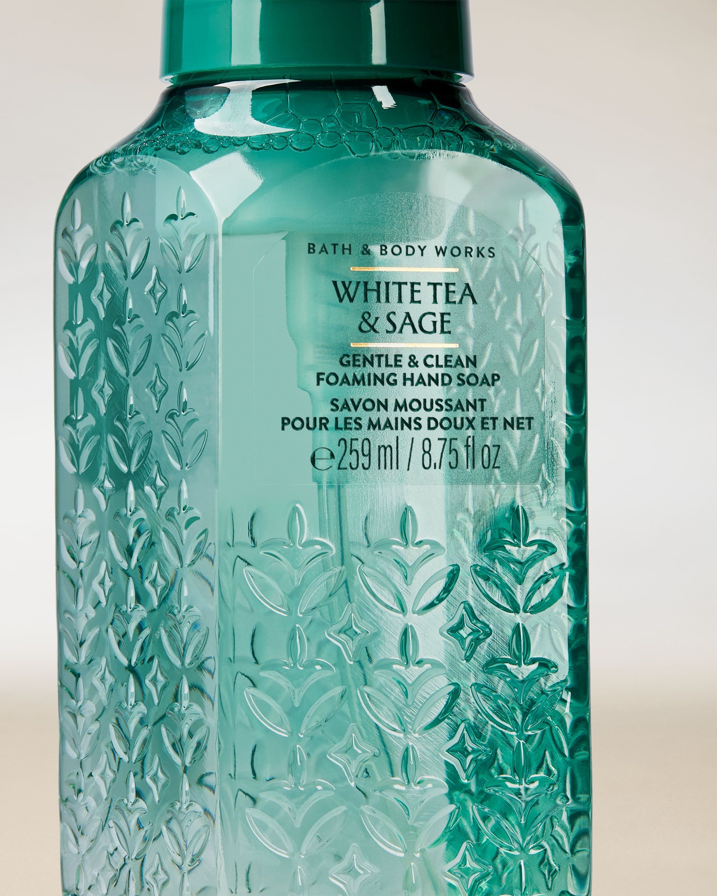 Săpun spumă pentru mâini Bath & Body Works White Tea & Sage 259 ml, în flacon verde deschis cu pompă.