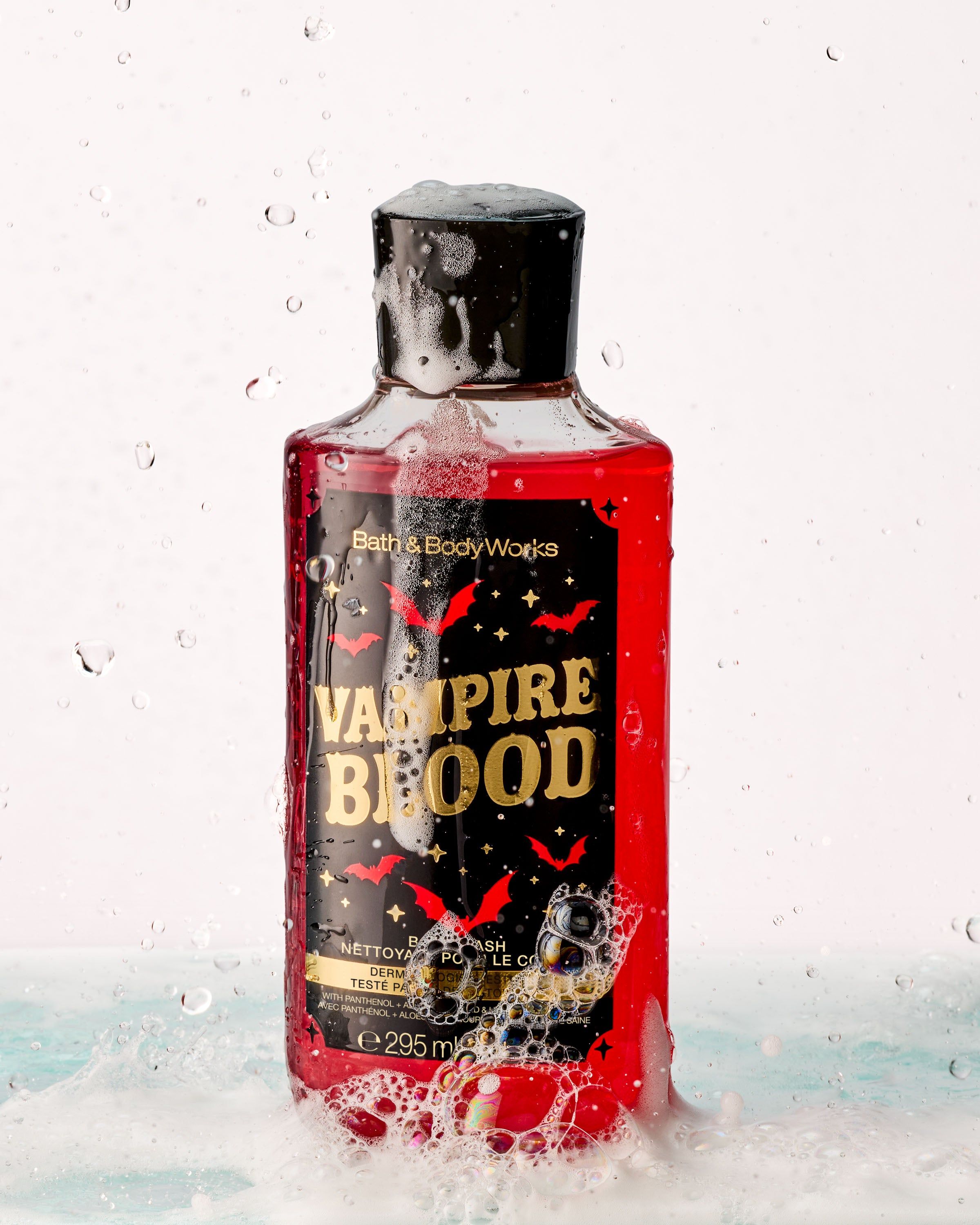 Gel de duș Bath & Body Works Vampire Blood într-o sticlă roșie de 295 ml