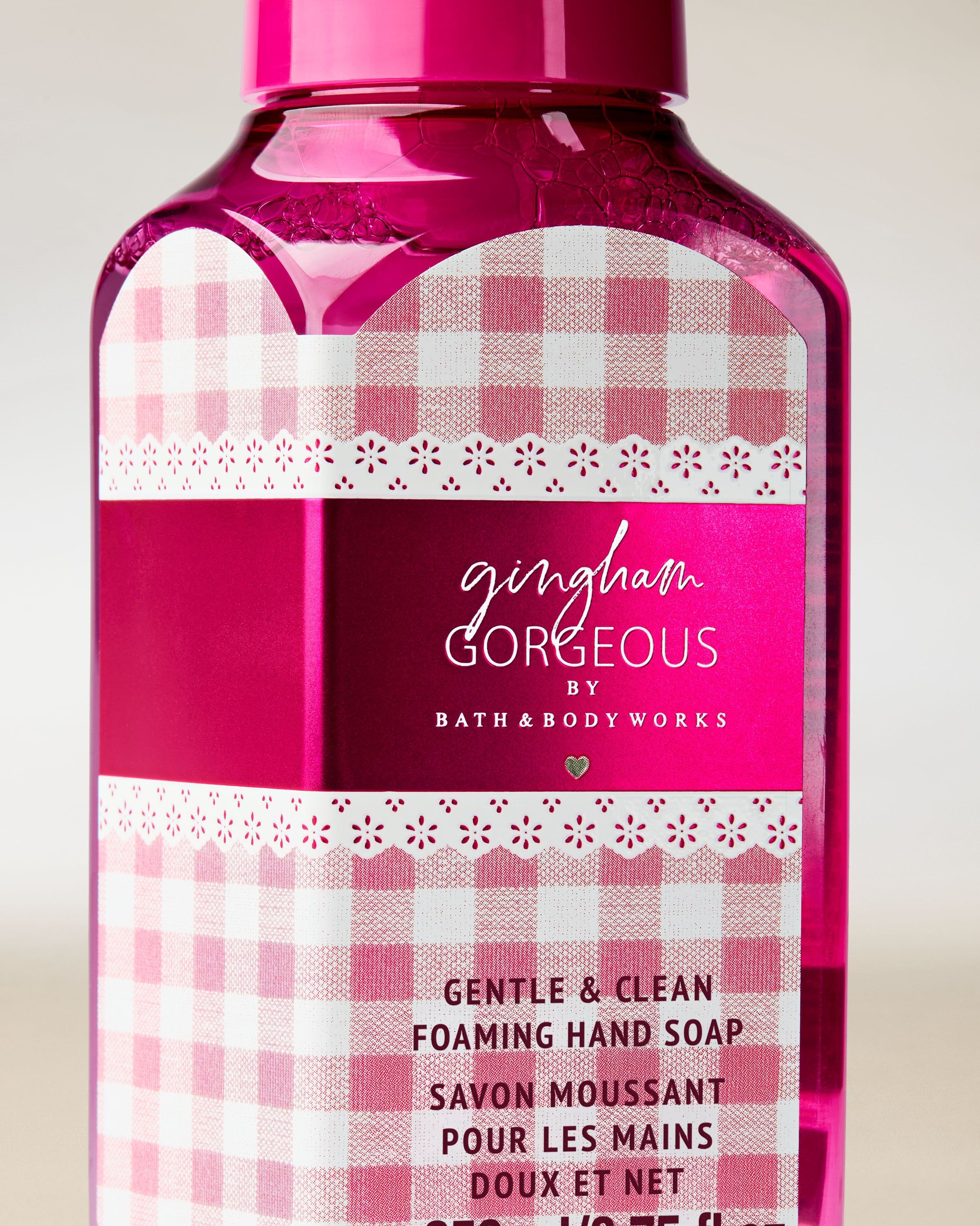 Săpun spumă pentru mâini Bath & Body Works Gingham Gorgeous 259 ml, în flacon roz cu pompă.