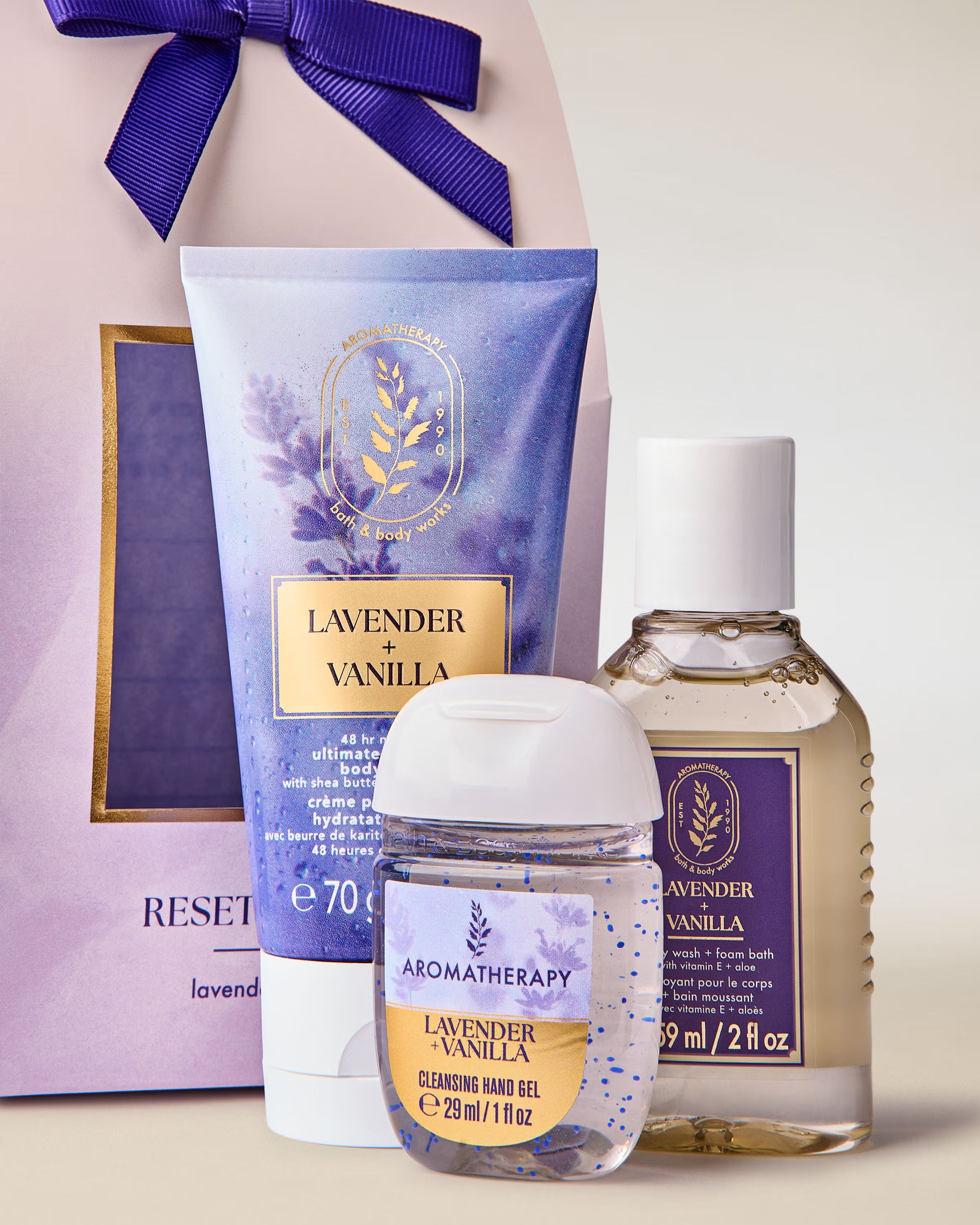 Set Aromatherapy Lavender + Vanilla Bath & Body Works – kit relaxant cu arome de lavandă și vanilie.
