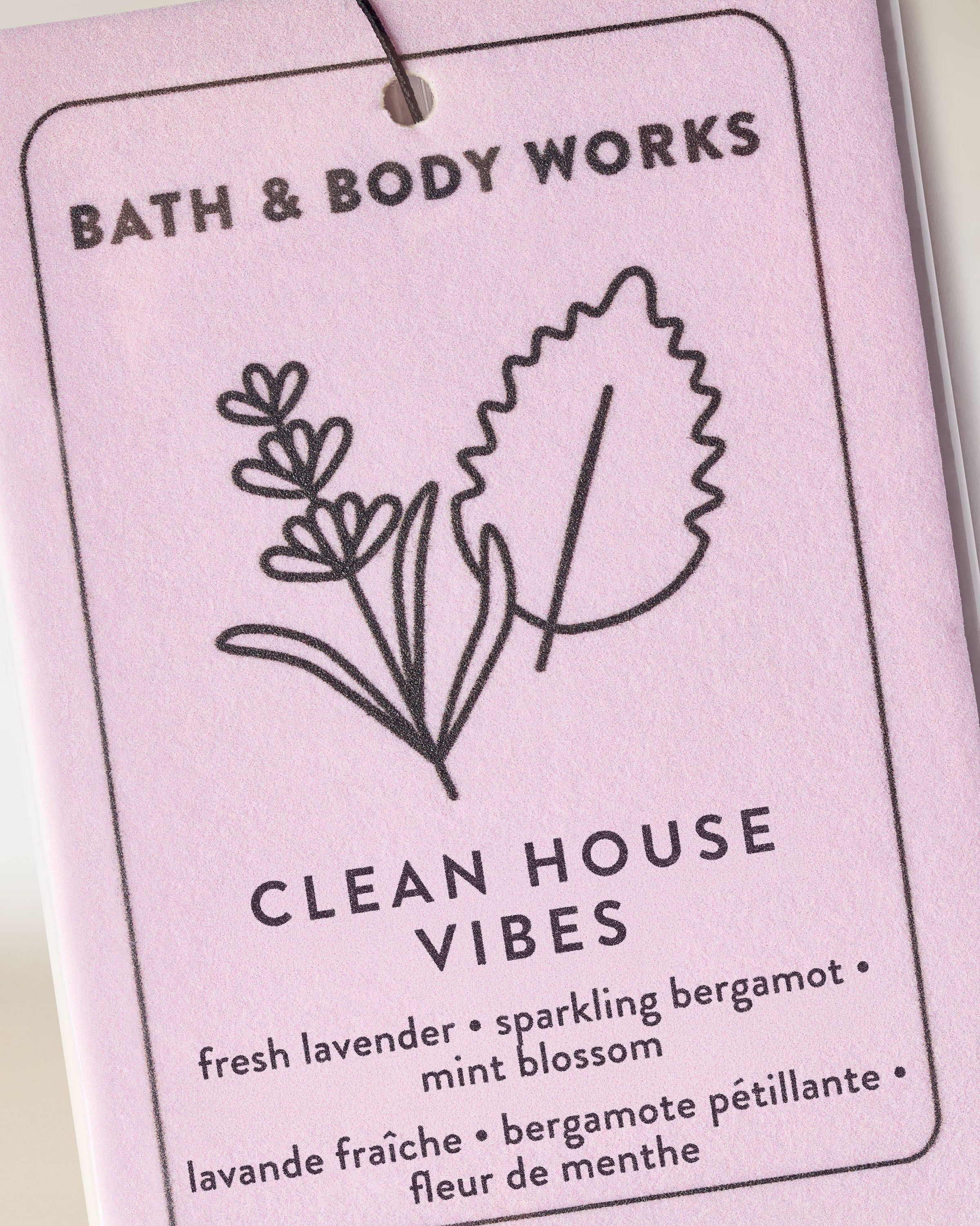 Odorizant suspendat Bath & Body Works Clean House Vibes cu etichetă pastel și motiv vegetal