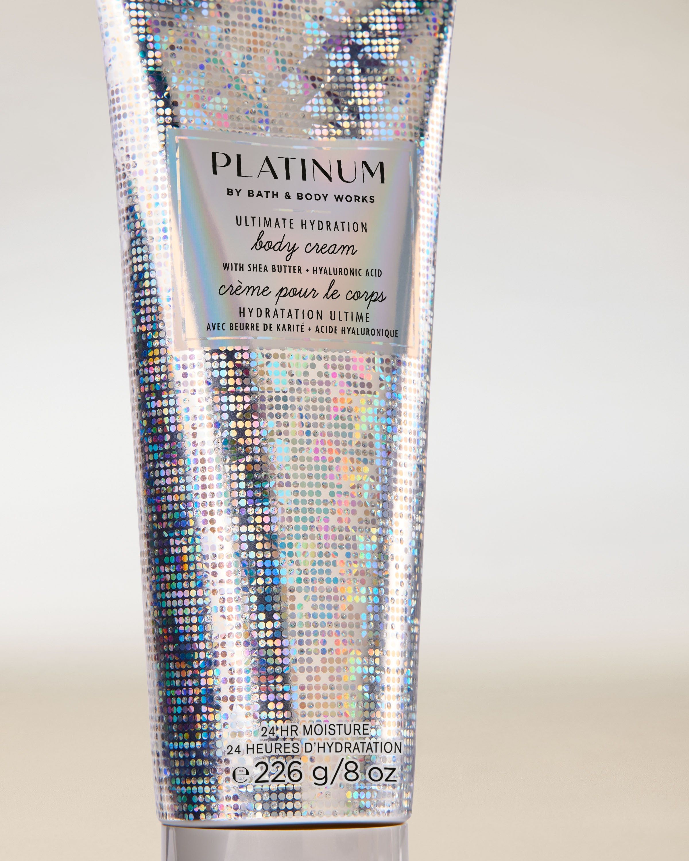Cremă de corp Bath & Body Works Platinum Ultimate Hydration în tub holografic, 226 g.