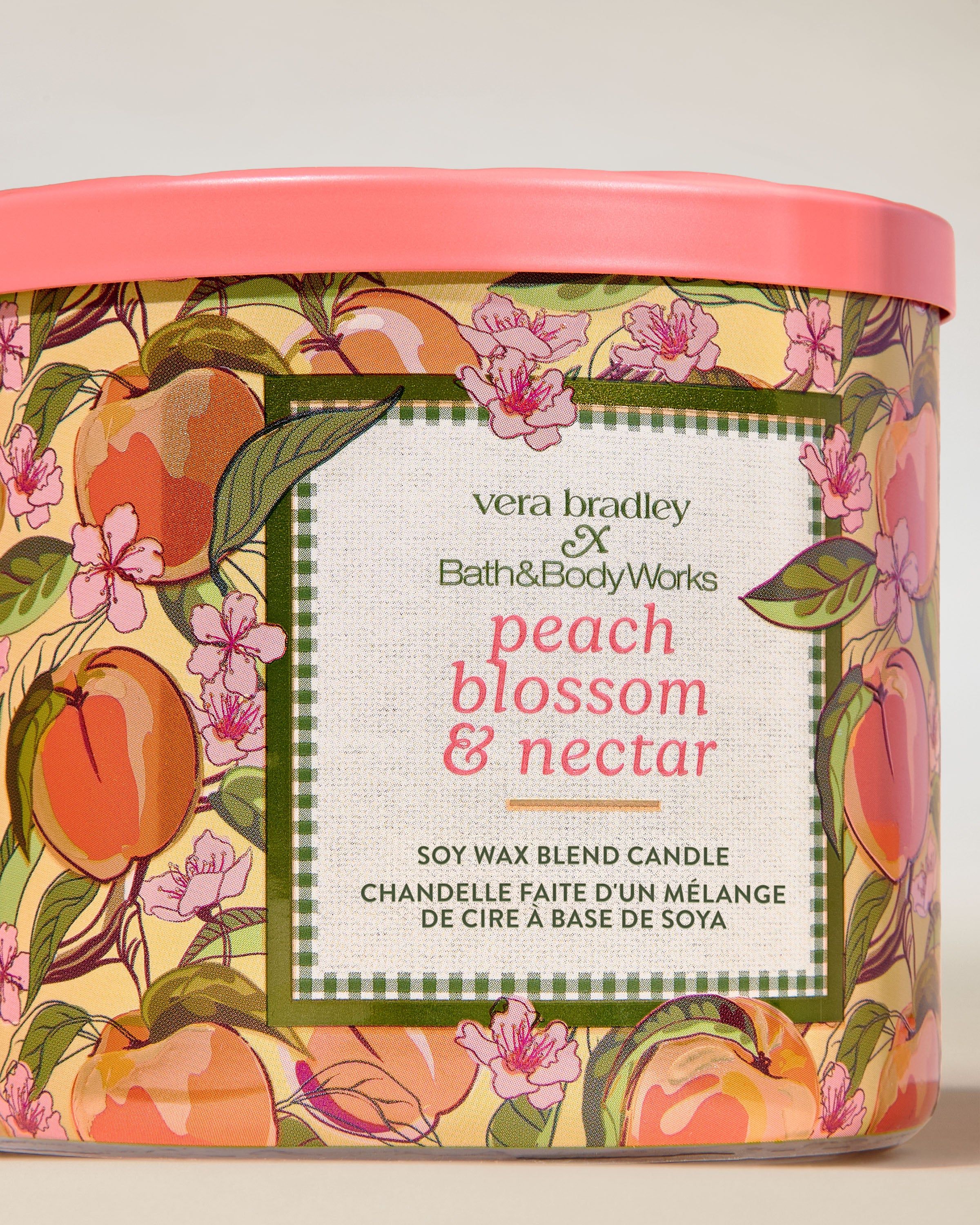 Bath & Body Works Peach Blossom & Nectar – lumânare parfumată din ceară de soia, în recipient decorat cu motiv floral‑fructat.
