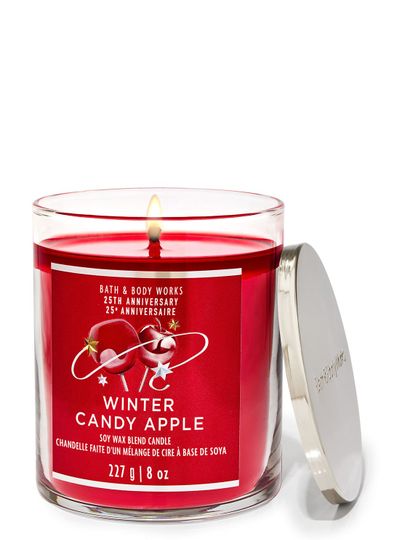 Vonné svíčky „Winter Candy Apple 25th Anniversary” s etiketou zobrazující dvě cukrová jablka, Bath & Body Works.