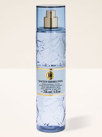 Spray Salted Shorelines Bath & Body Works în sticlă albastră cu model, perfect pentru un aer proaspăt de vară.
