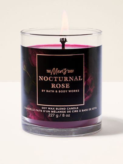 Bath & Body Works Nocturnal Rose – lumânare masculină 227 g în pahar închis cu motiv de trandafiri și ceară burgundy intensă.