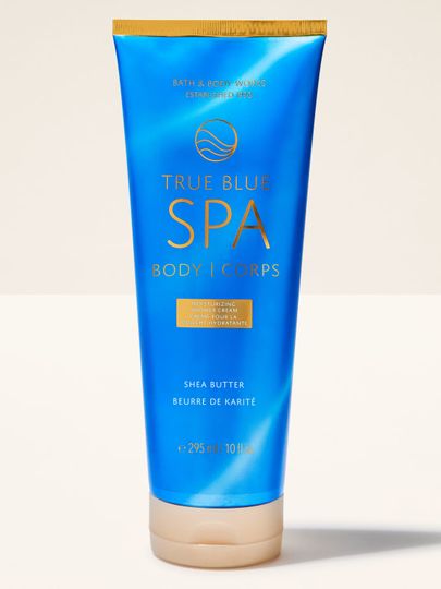 Gel de duș cremos Bath&Body Works True Blue Spa. Tub albastru cu inscripții și capac bej.
