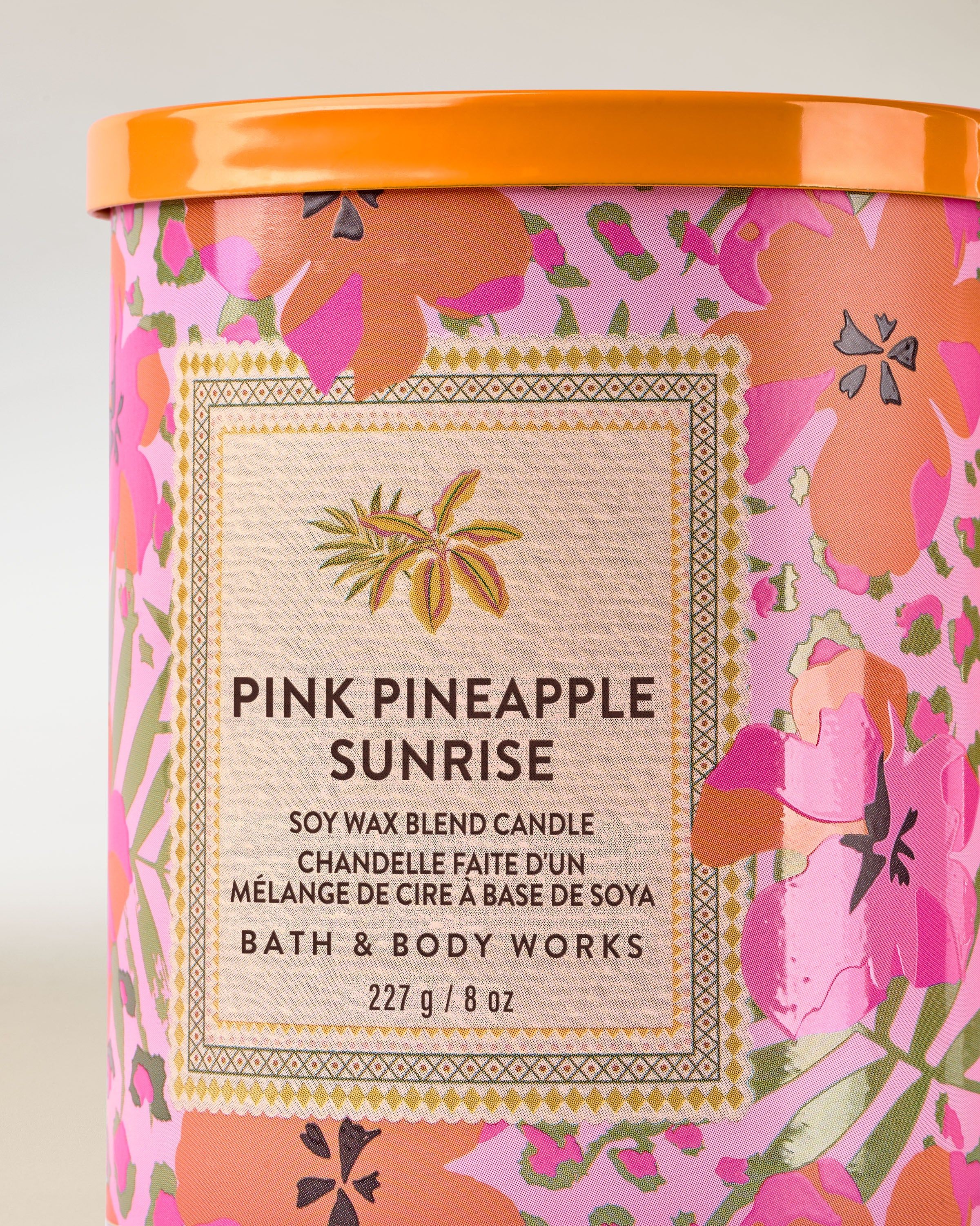 Lumânarea Pink Pineapple Sunrise cu etichetă tropicală în culori vii – hibiscus și ananas pentru un vibe de vară.