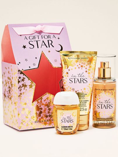 Setul In the Stars de la Bath & Body Works în ambalaj cu stele – spray, cremă și gel 29–75 ml.