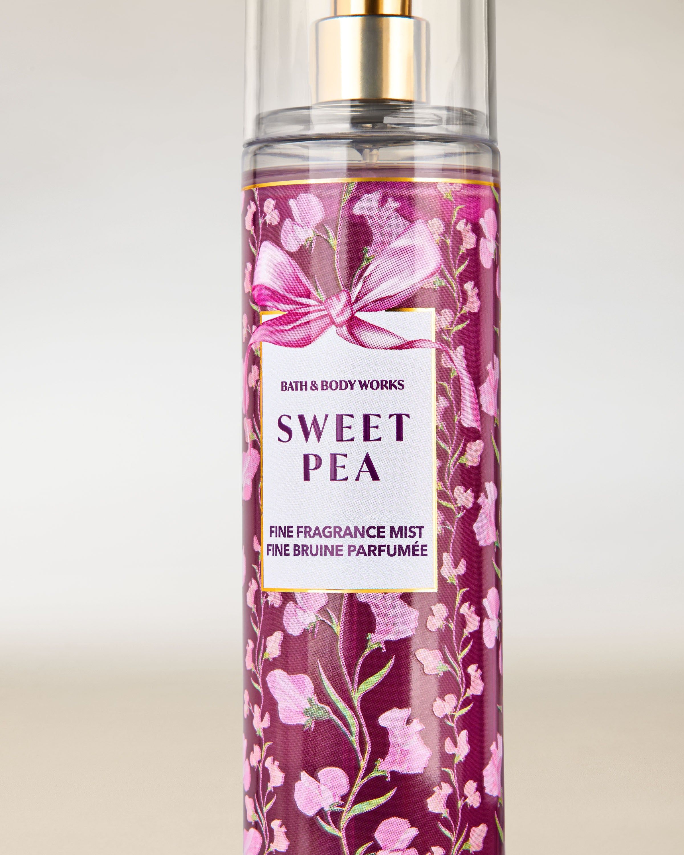 Mgiełcă parfumată Sweet Pea de la Bath & Body Works, flacon roz cu atomizor și etichetă florală decorativă.