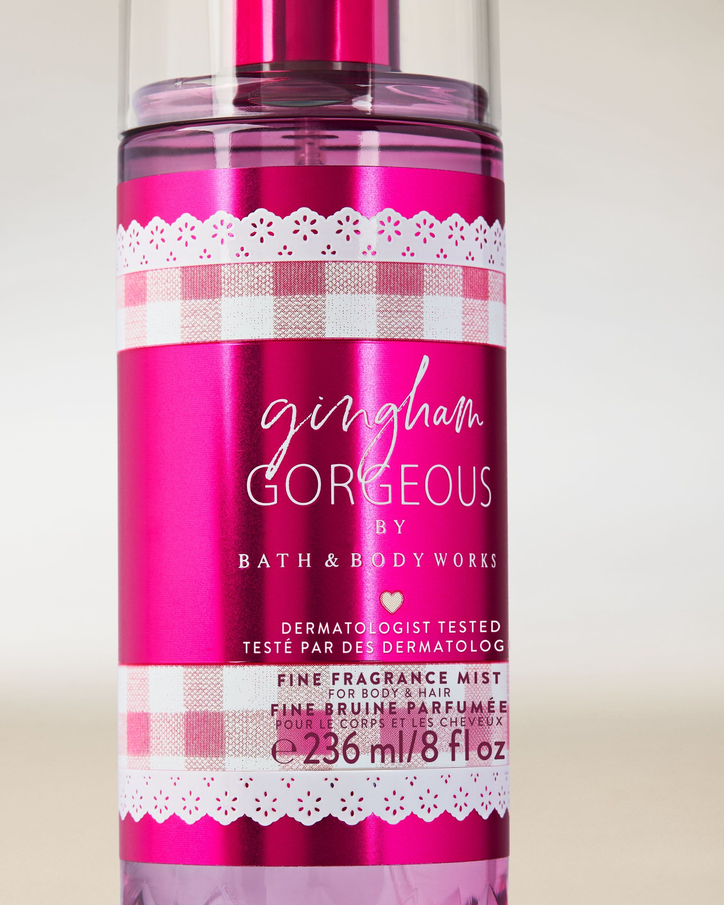 Spray parfumat Bath & Body Works Gingham Gorgeous 236 ml, în flacon roz cu pulverizator.