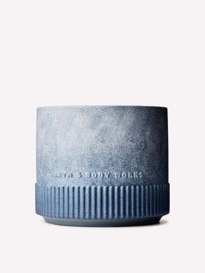 Lumânare parfumată Bath & Body Works cu 4 fitiluri într-un recipient ceramic