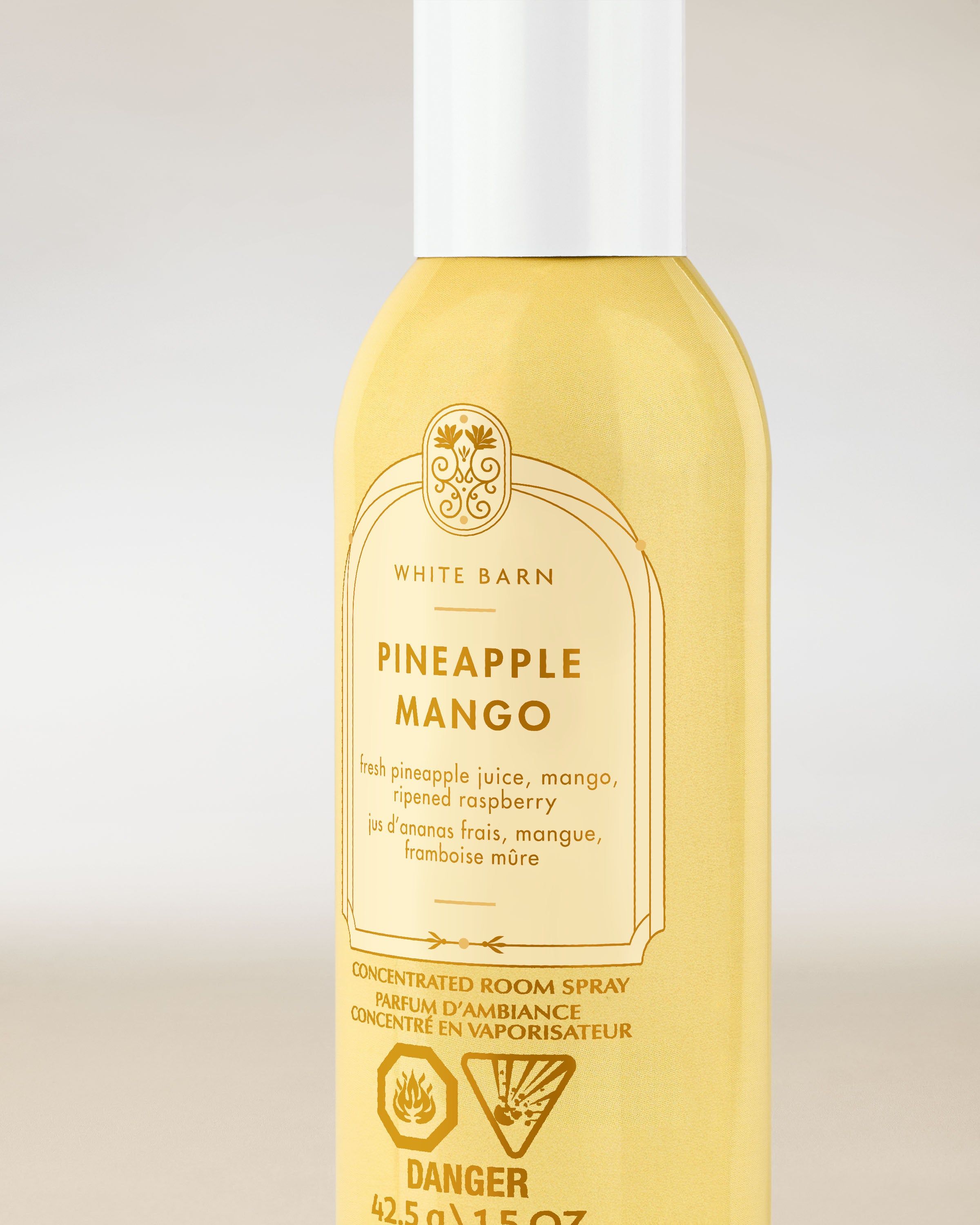 Spray-ul de cameră Pineapple Mango, într-un recipient practic, ideal pentru reîmprospătarea rapidă a încăperilor cu o aromă fructată.