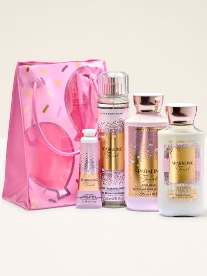 Setul cadou Sparkling Toast cu spray, loțiune și cremă de corp, prezentat într-o geantă decorativă, pregătit pentru oferit.