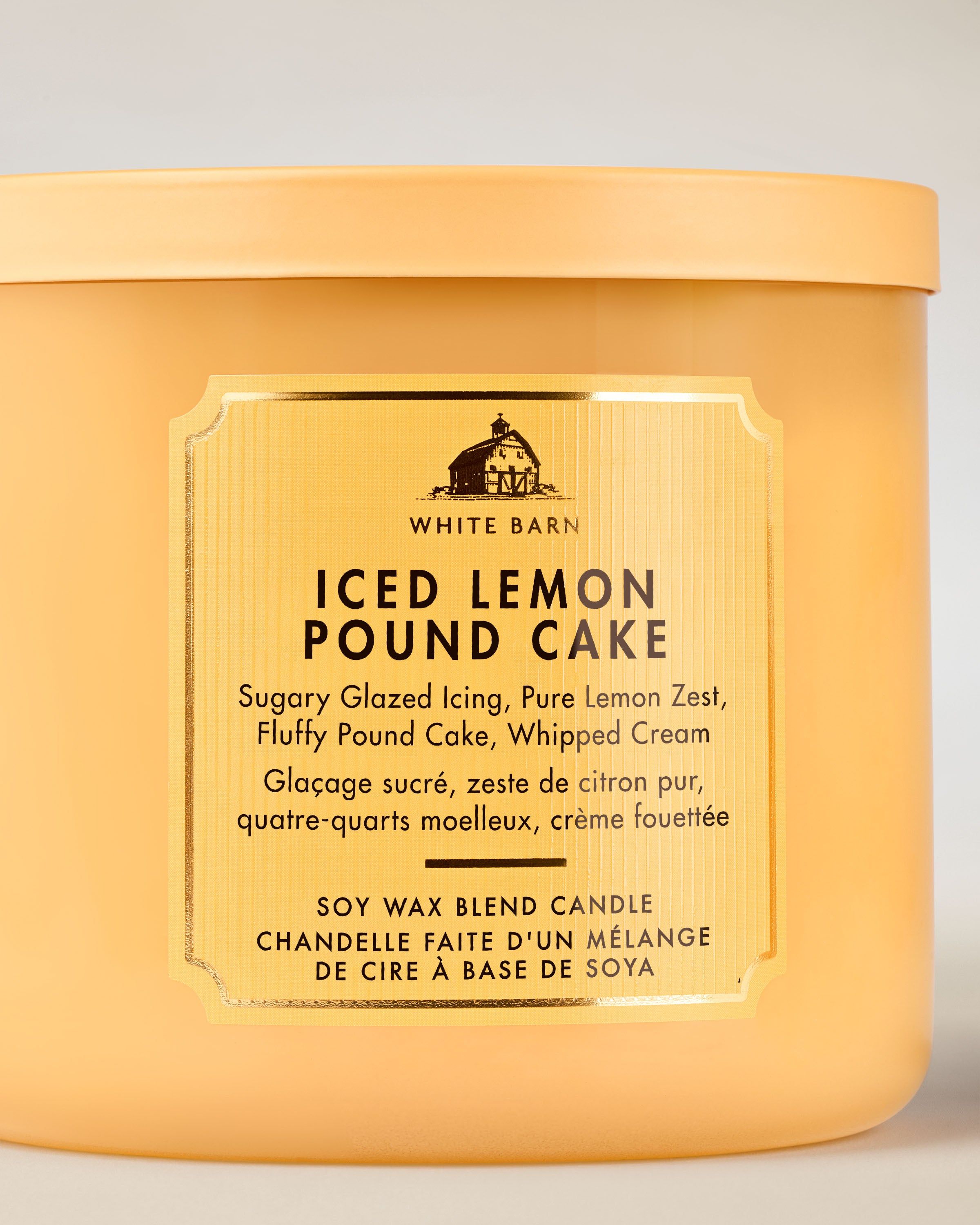 Lumânare parfumată cu 3 fitiluri White Barn Iced Lemon Pound Cake, în recipient mat galben.