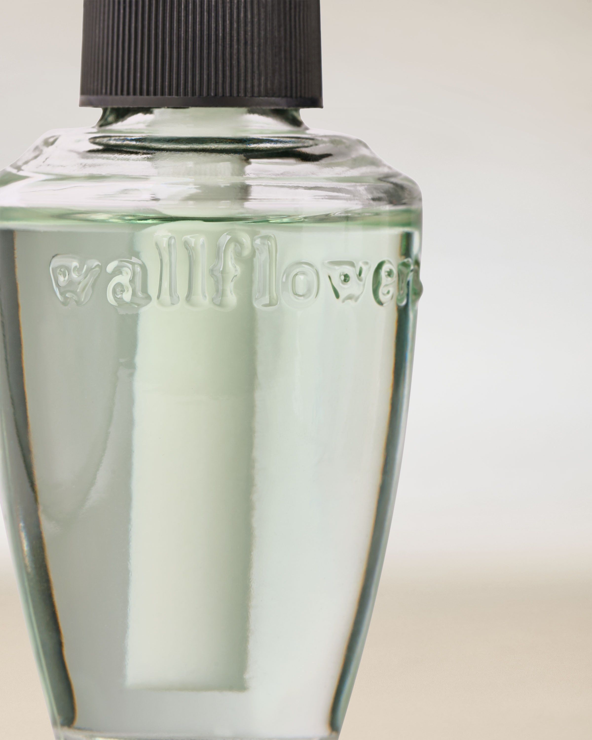 Reumplere Wallflowers cu lichid verde – sticluță elegantă pentru parfumarea casei.