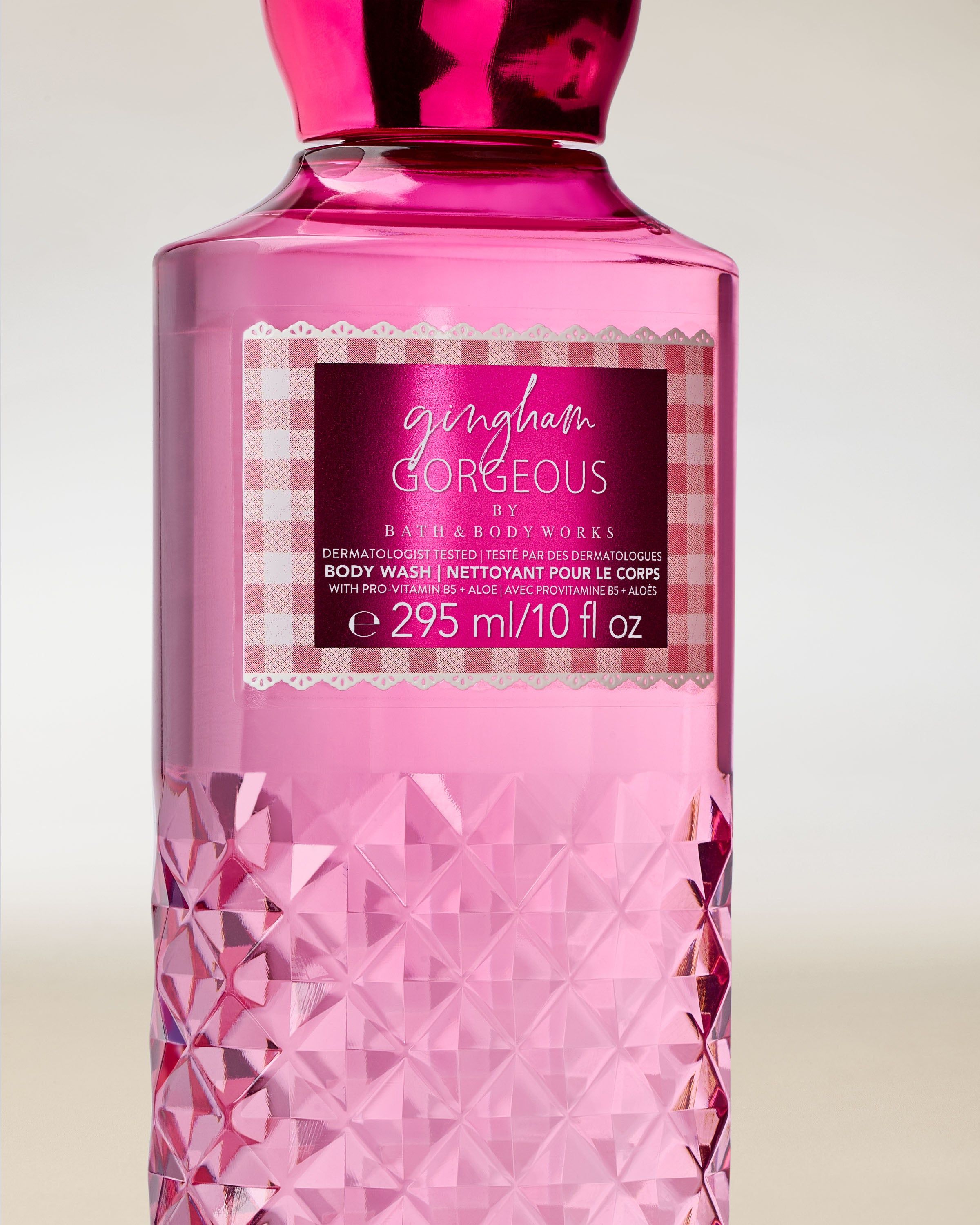 Gel de duș Bath & Body Works Gingham Gorgeous 295 ml, în flacon roz cu textură decorativă.