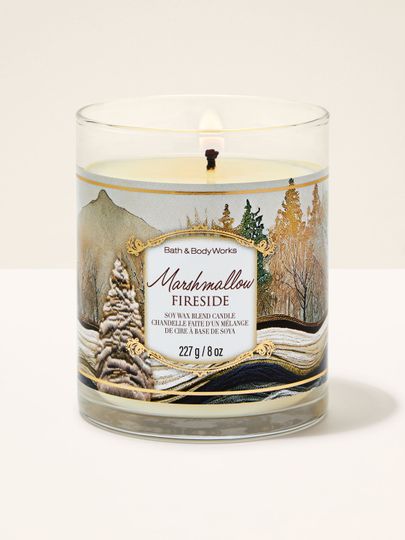 Lumânare parfumată Marshmallow Fireside Bath & Body Works cu peisaj de iarnă și copaci acoperiți de zăpadă
