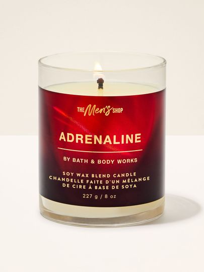 Lumânare din amestec de ceară de soia aprinsă Bath & Body Works "Adrenaline" pentru bărbați, în borcan de sticlă.