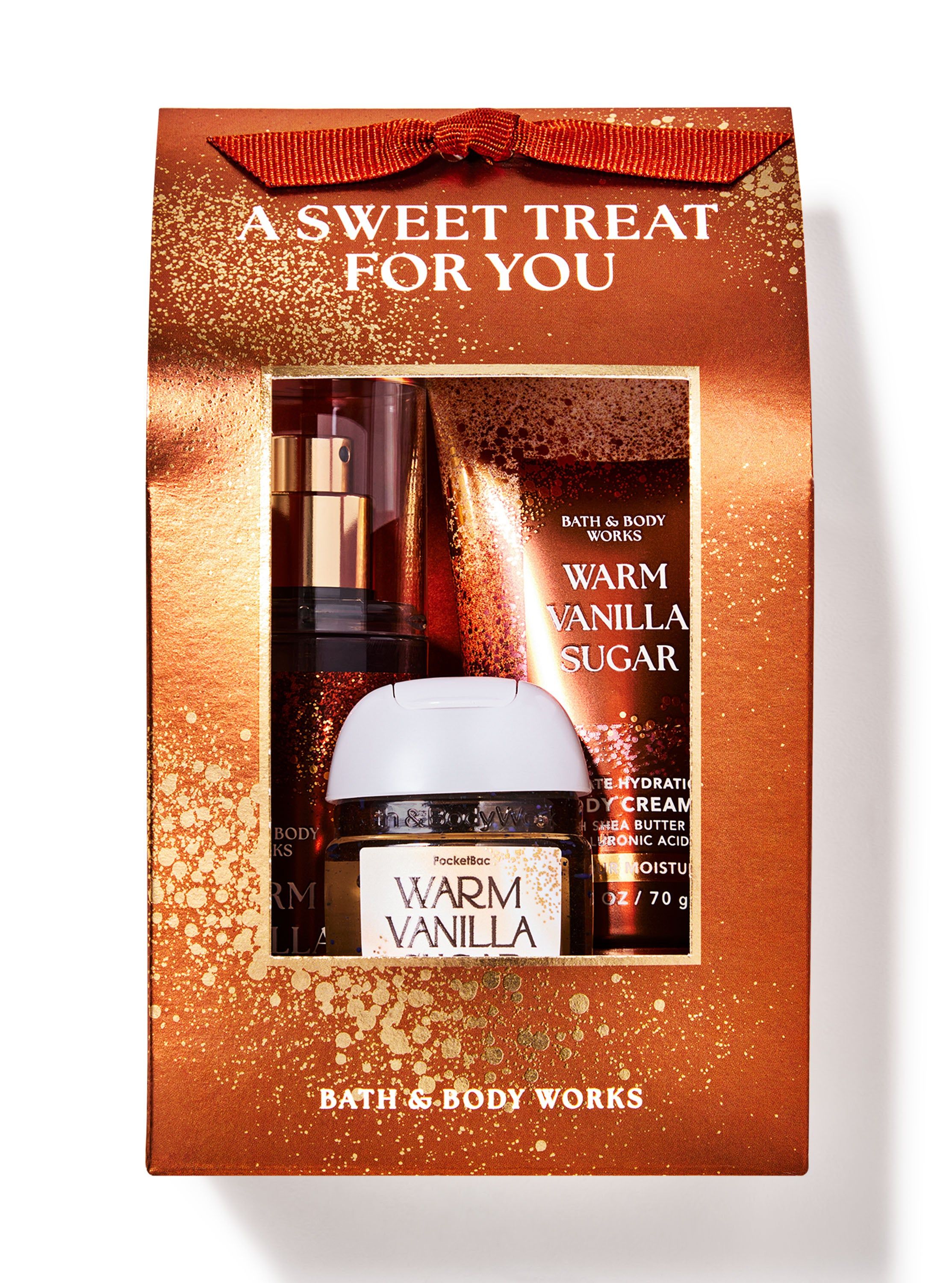 Setul cadou Warm Vanilla Sugar cu spray, cremă de corp și gel pentru mâini, prezentat într-o cutie decorativă, pregătit pentru oferit.