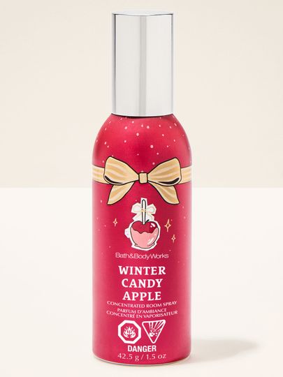 Spray parfumat pentru cameră Winter Candy Apple Bath & Body Works cu motiv de măr glazurat și fundă
