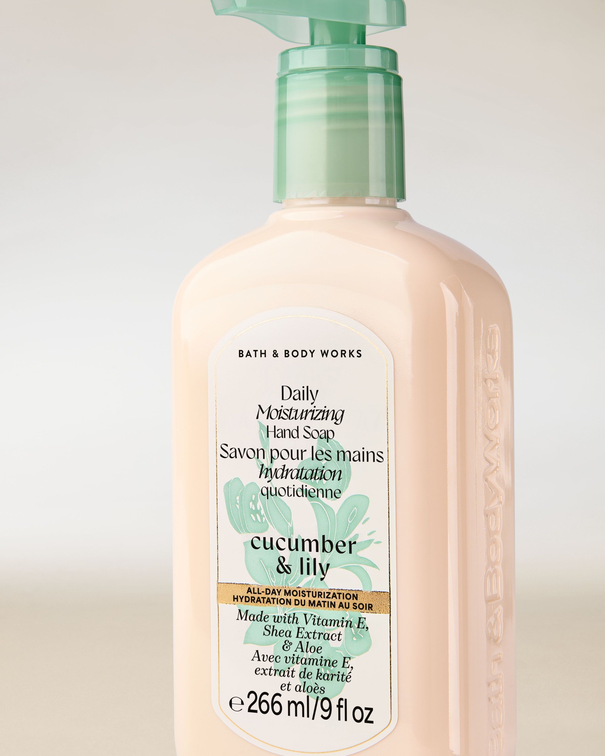 Săpunul pentru mâini Cucumber & Lily Bath & Body Works în flacon crem cu pompiță verde.
