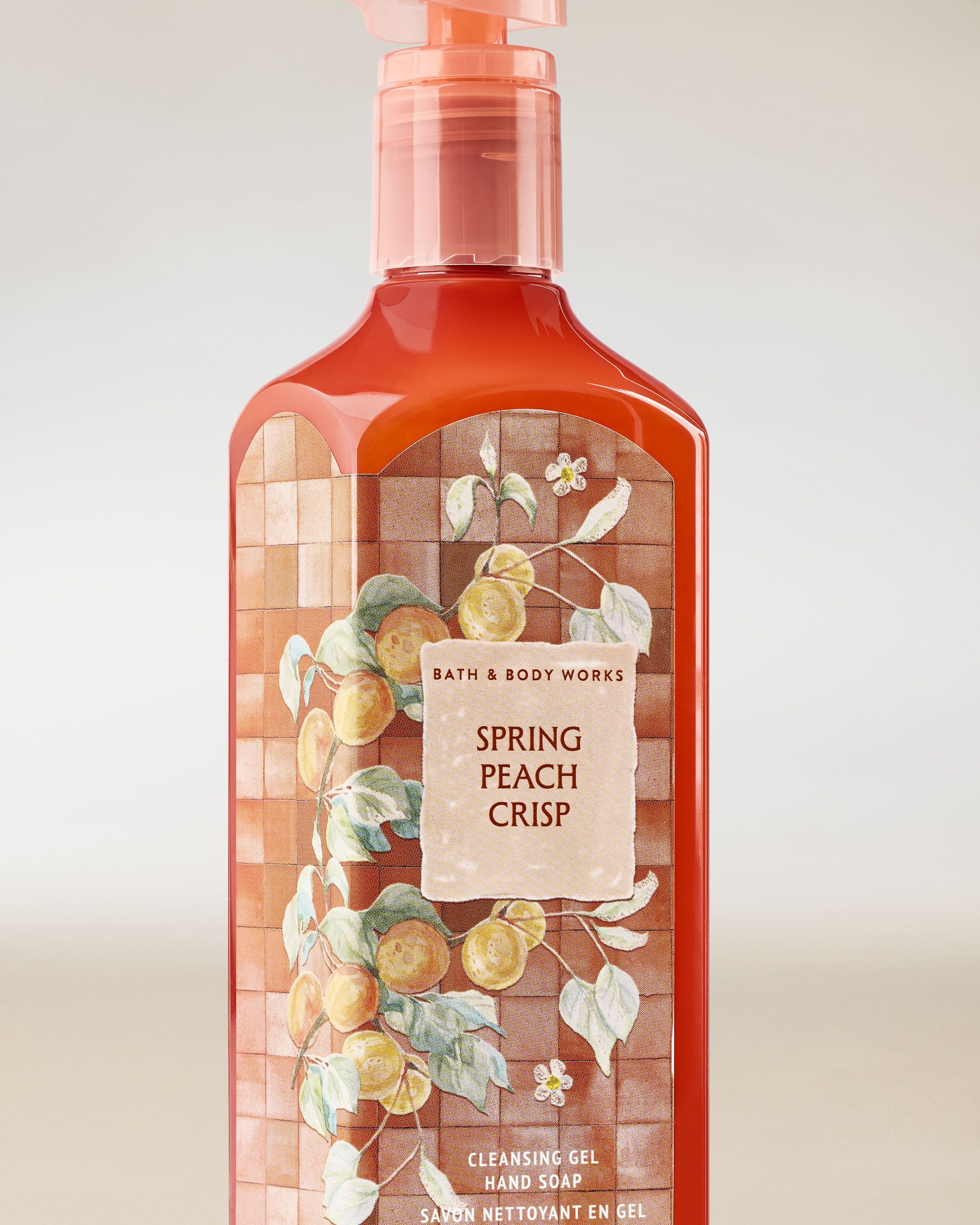 Gel pentru mâini Bath & Body Works Spring Peach Crisp 236 ml, în flacon corai cu motiv de piersici.