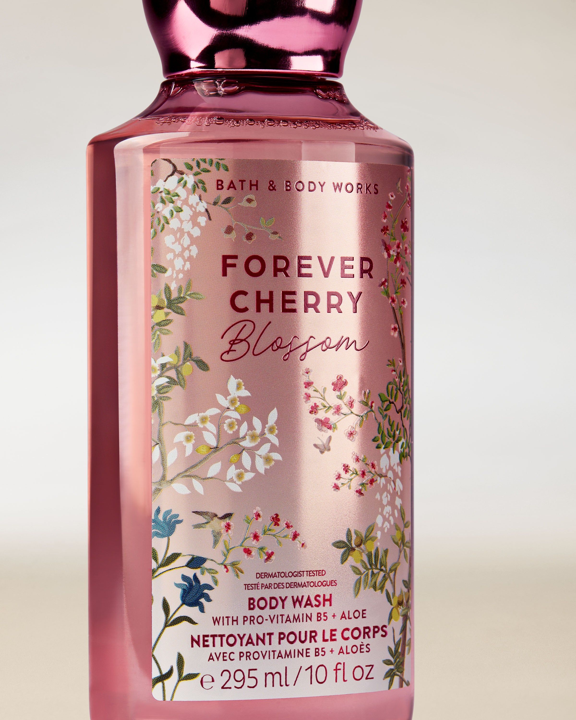 Gel de duș Bath & Body Works Forever Cherry Blossom 295 ml, în flacon roz cu etichetă florală.