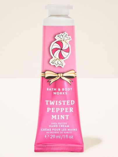 Cremă pentru mâini Twisted Peppermint Bath & Body Works cu motiv de bomboană mentolată și fundă aurie