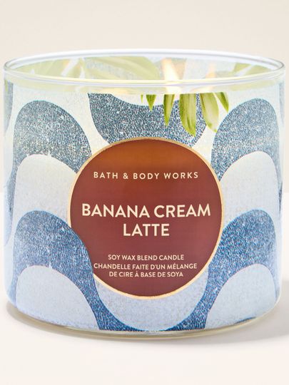 Lumânare cu trei fitiluri Banana Cream Latte, într-un borcan decorativ, creată pentru a parfuma încăperile cu o aromă cremoasă și plăcută.