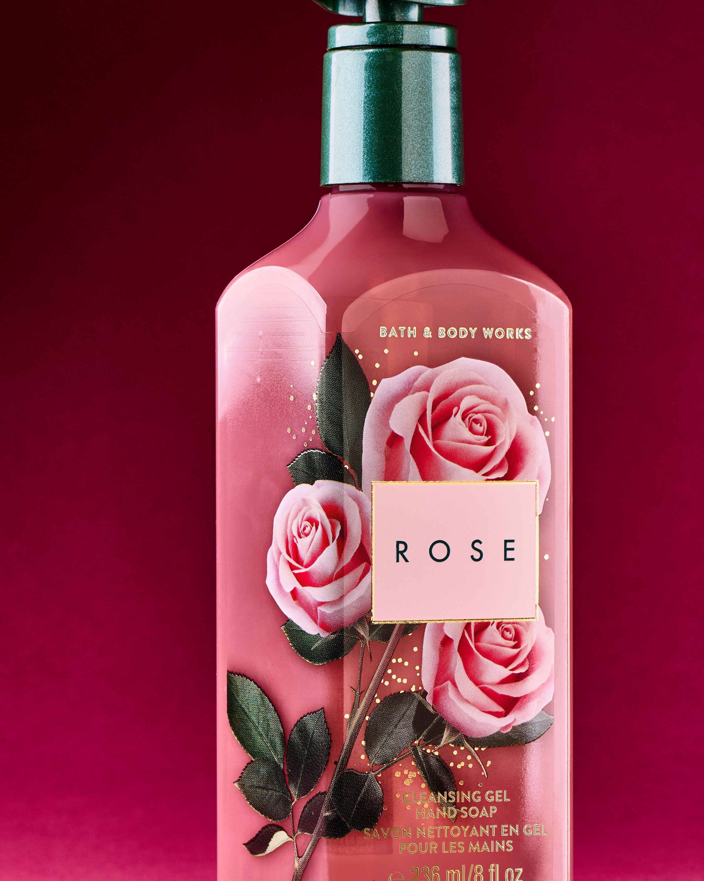 Bath & Body Works Rose – săpun gel roz cu trandafiri și pompă verde elegantă, cu parfum floral.