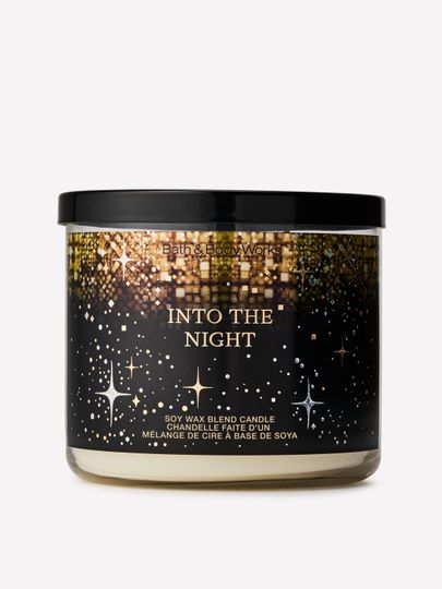 Lumânare parfumată Into the Night Bath & Body Works în recipient din sticlă cu etichetă închisă la culoare