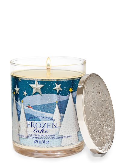 Vonné svíčky „Frozen Lake” s etiketou zobrazující auto v zimní krajině pod hvězdným nebem, Bath & Body Works.