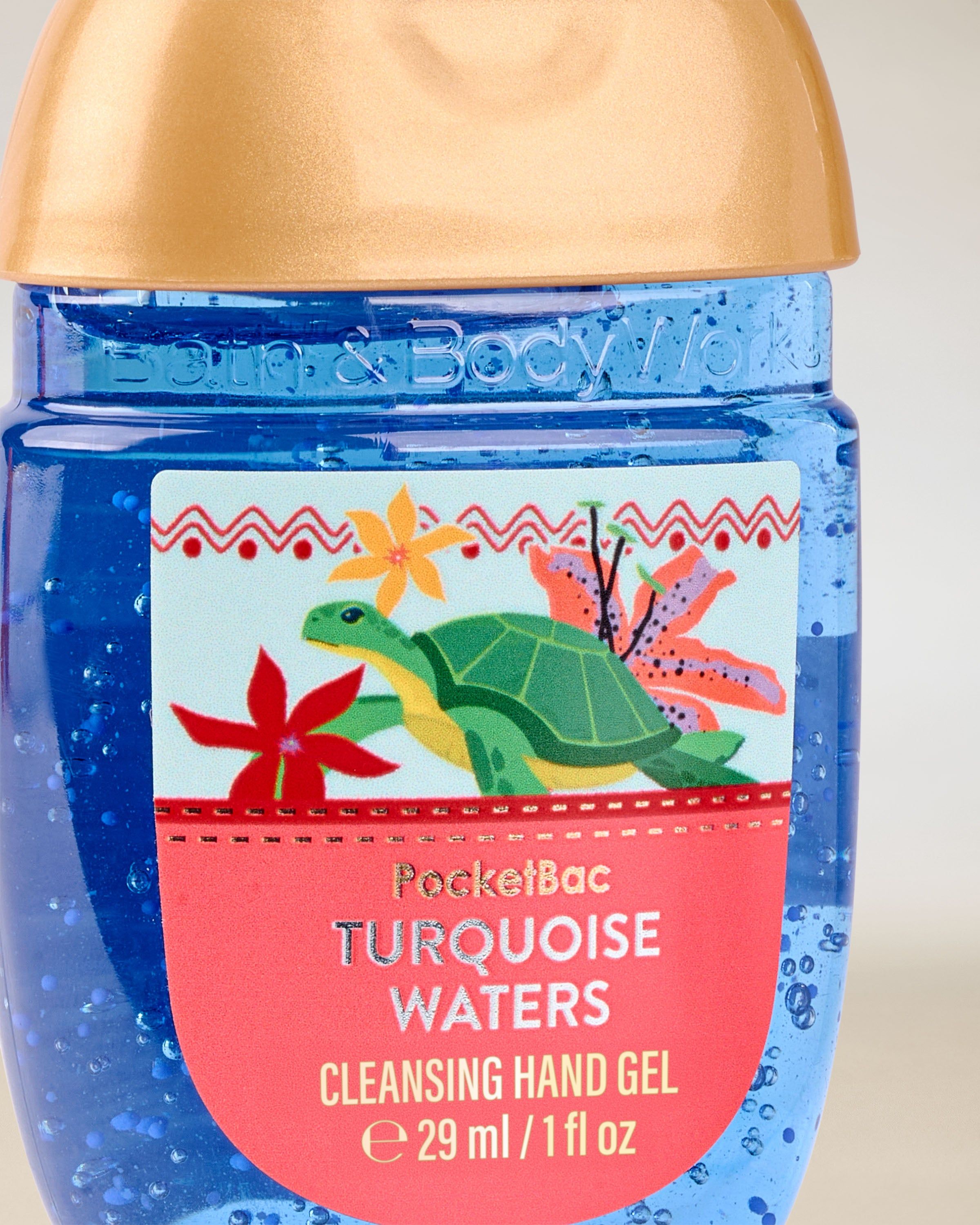 PocketBac Turquoise Waters – gel de mâini în recipient albastru, cu capac auriu și etichetă cu broască țestoasă.