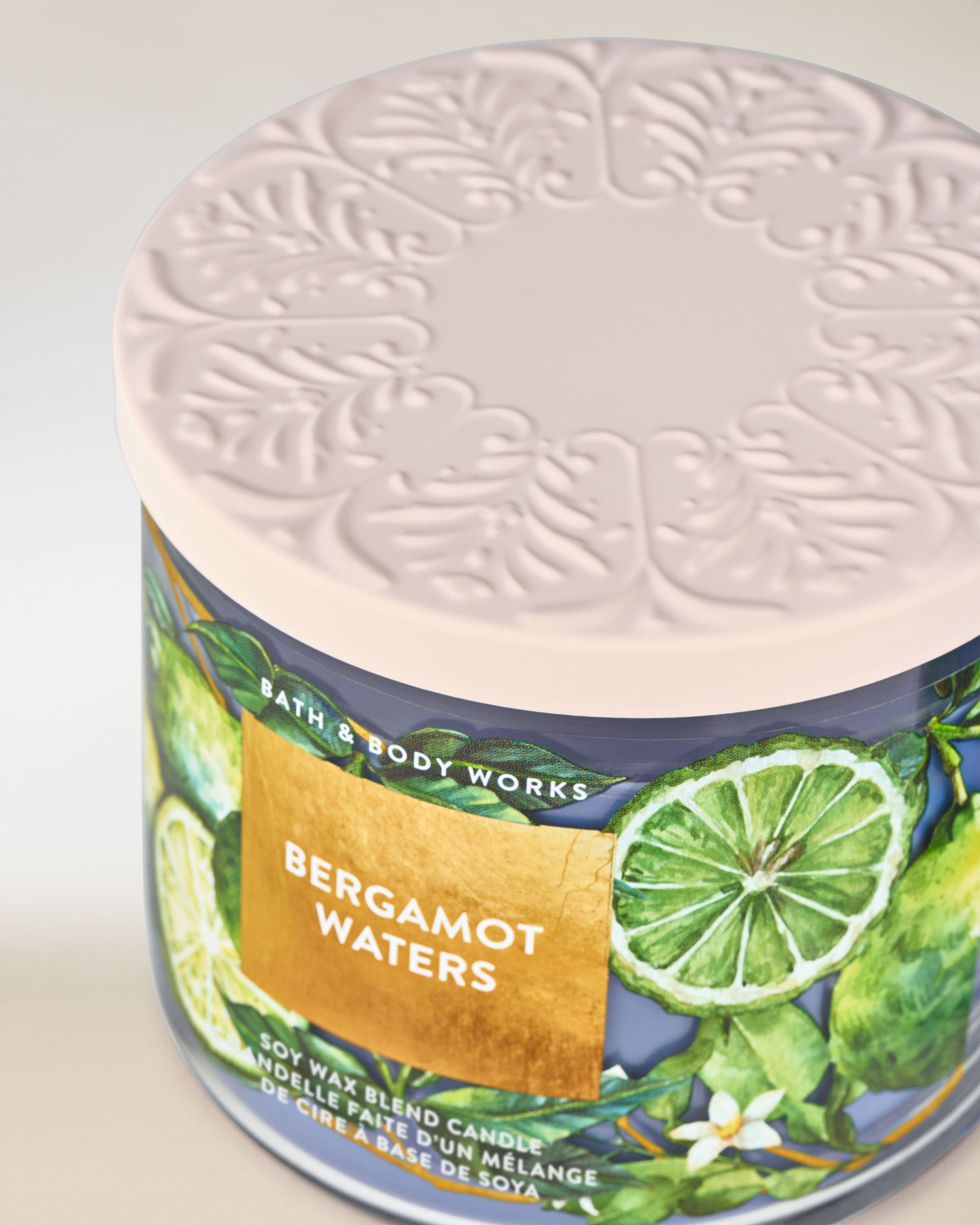 Bath & Body Works Bergamot Waters – lumânare cu capac embosat deschis și ilustrații de bergamotă