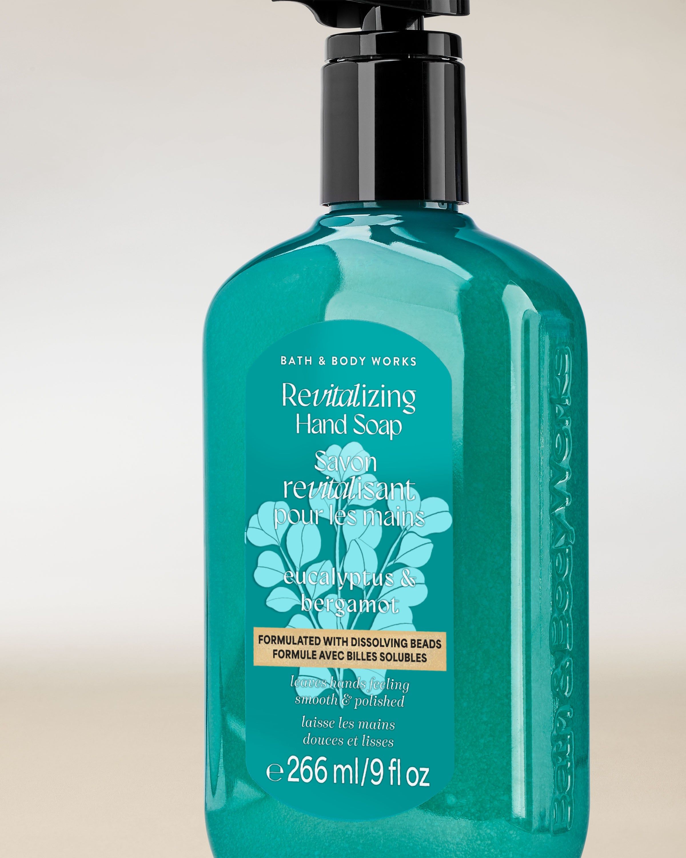 Gel pentru mâini Bath & Body Works Eucalyptus & Spearmint 266 ml, în flacon turcoaz cu pompă.