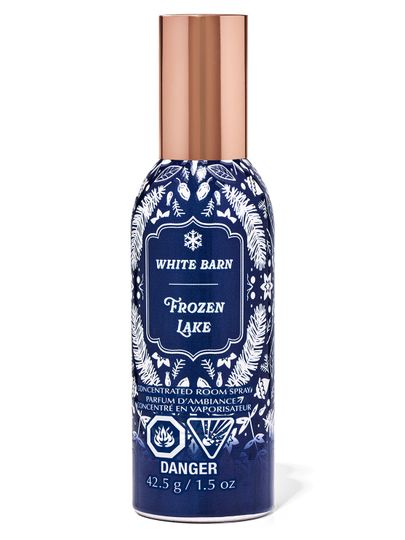 Vonná mlha do interiéru s vůní zmrzlého jezera, v tmavě modré lahvičce se sněhovým vzorem. Bath & Body Works.