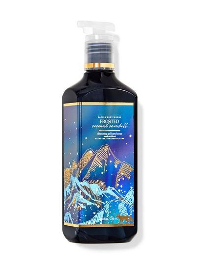 Tmavě modré gelové mýdlo na ruce „Frosted Coconut Snowball“ s grafikou zasněžených hor a stromů. Bath & Body Works.