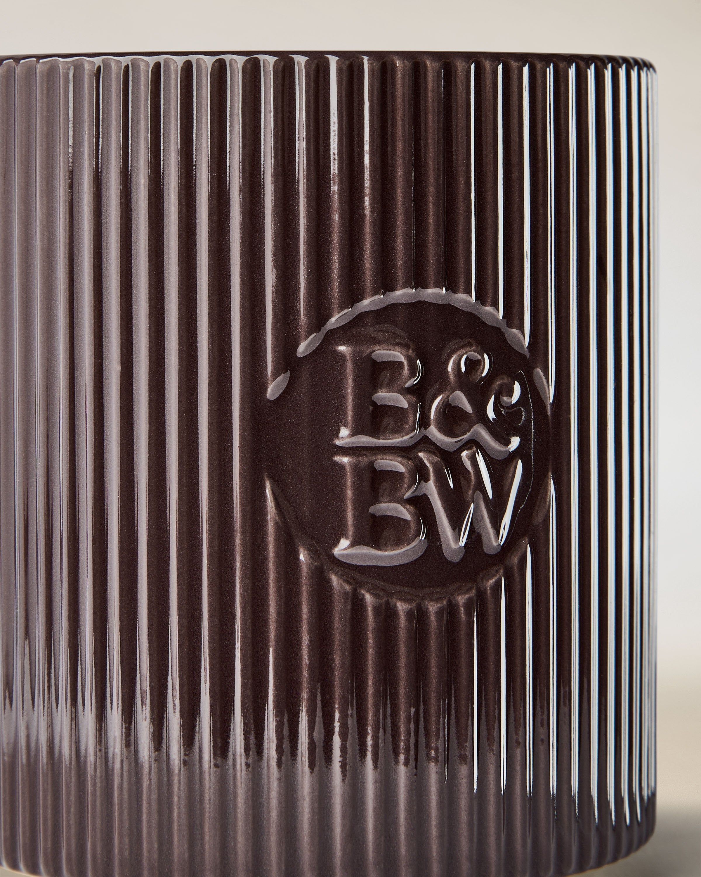 Lumânare Bath & Body Works în suport ceramic maro închis, cu textură striată.