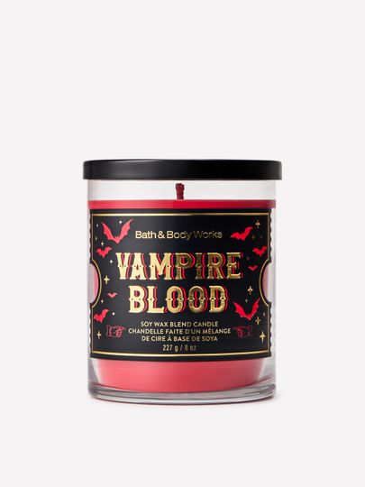Lumânare parfumată Bath & Body Works Vampire Blood într-un recipient din sticlă cu un fitil
