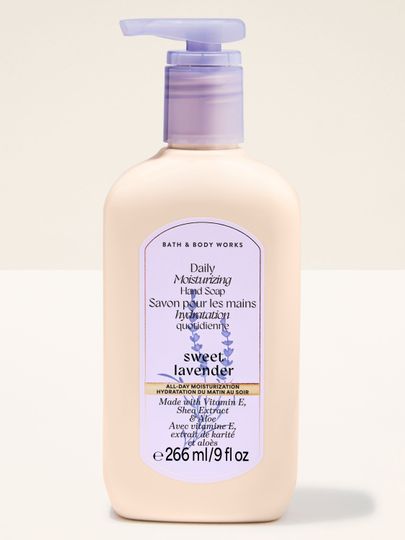 Săpunul pentru mâini Sweet Lavender Bath & Body Works în flacon crem cu pompiță lila și etichetă delicată.