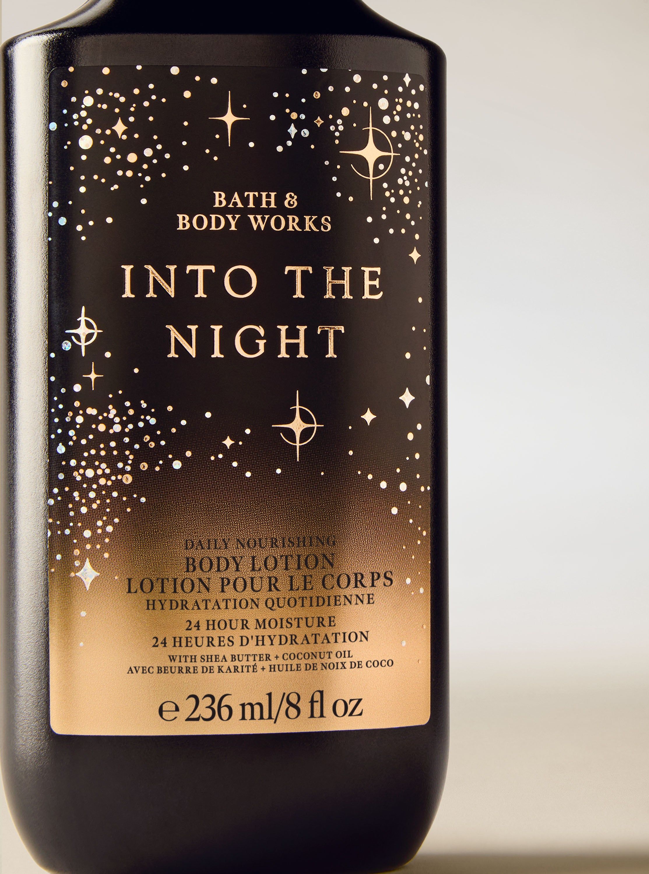 Loțiune de corp Into the Night Bath & Body Works într‑o sticlă neagră cu etichetă aurie