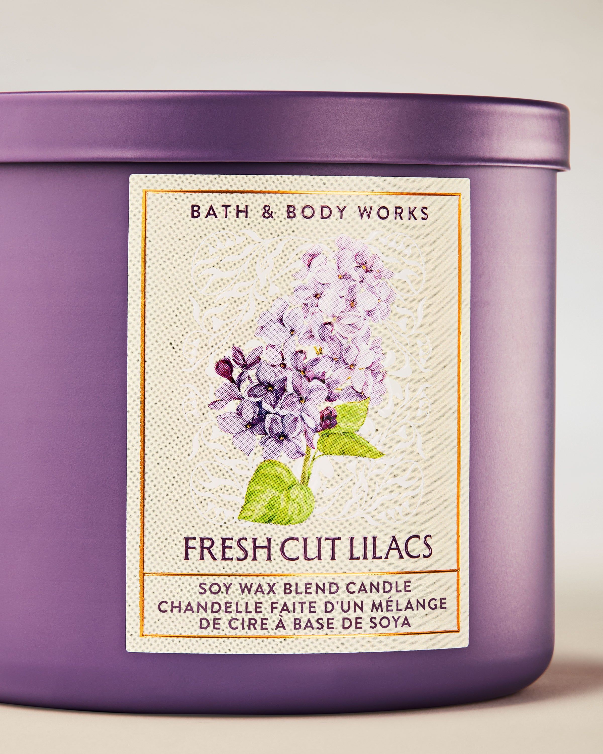 Lumânare parfumată cu 3 fitiluri Bath & Body Works Fresh Cut Lilacs, în recipient mat violet.