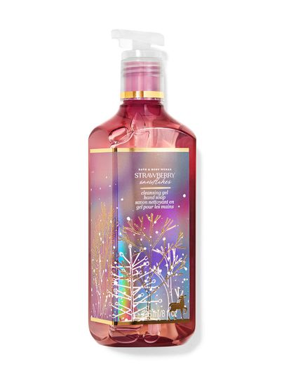 Růžové gelové mýdlo na ruce „Strawberry Snowflakes“ s třpytivou etiketou a motivy lesa a jelena. Bath & Body Works.