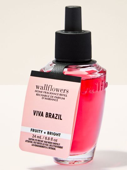 Rezervă parfumată Wallflowers Viva Brazil de la Bath & Body Works, flacon din sticlă cu fitil negru și lichid roz.