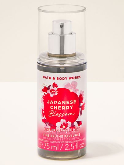 Sticlă mică de spray parfumat Bath & Body Works "Japanese Cherry Blossom" cu etichetă roșie și flori de cireș.