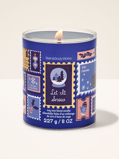 Lumânare parfumată Let It Snow Bath & Body Works cu un fitil aprins și motiv de timbre festive