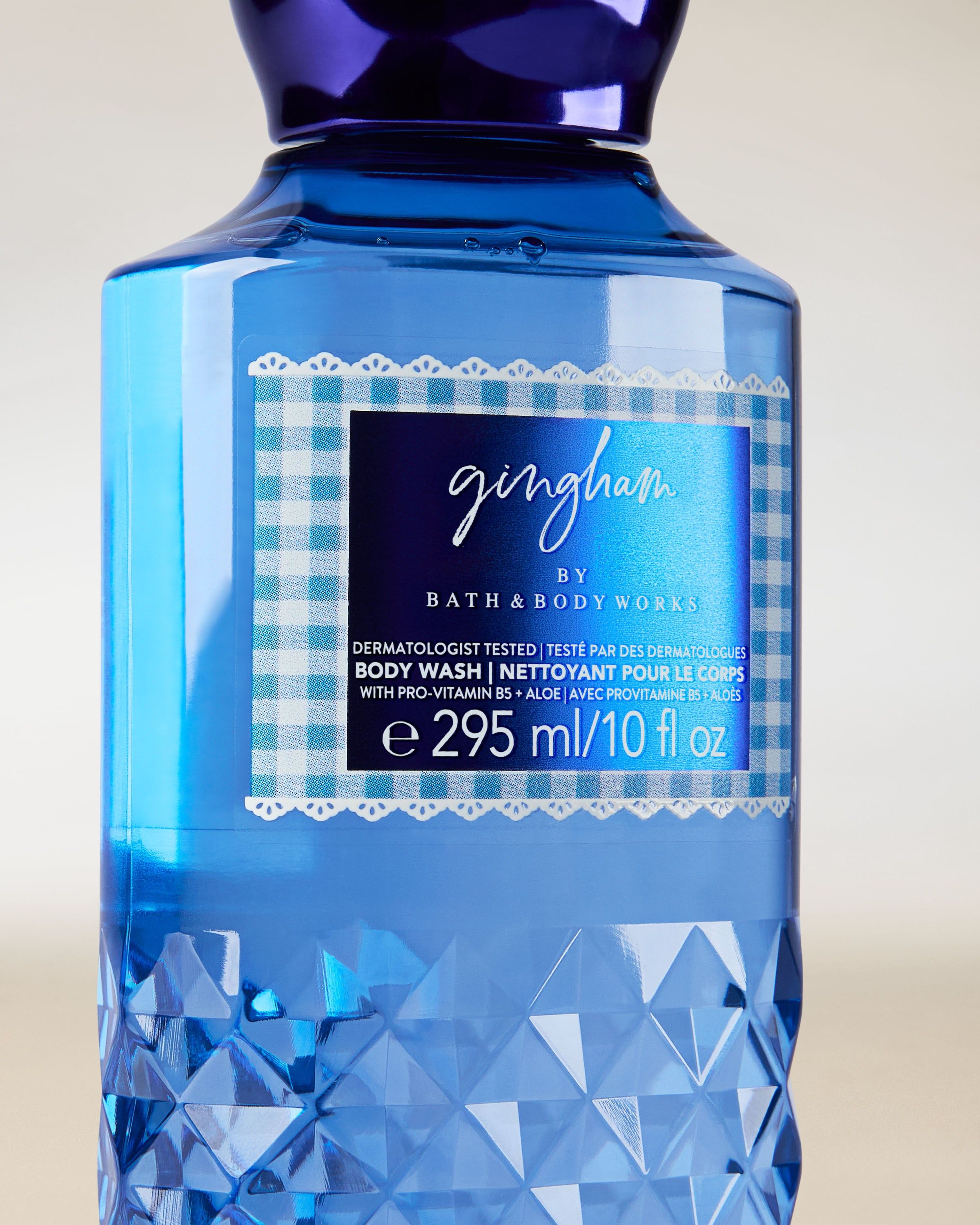 Gel de duș Bath & Body Works Gingham 295 ml, în flacon albastru cu textură decorativă.