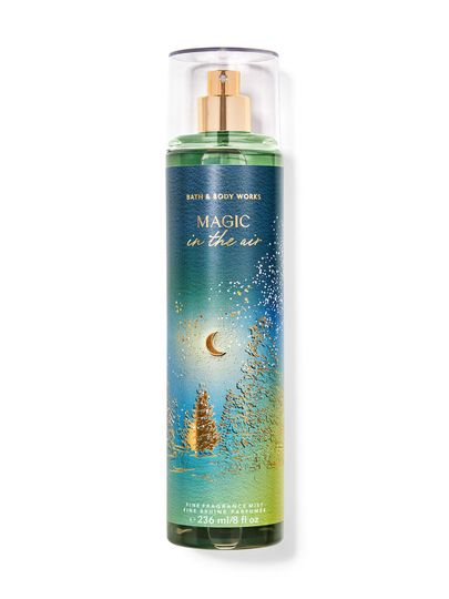 Voňavý sprej "Magic in the Air" s motivem zimního lesa v odstínech zelené, modré a zlaté. Bath & Body Works.