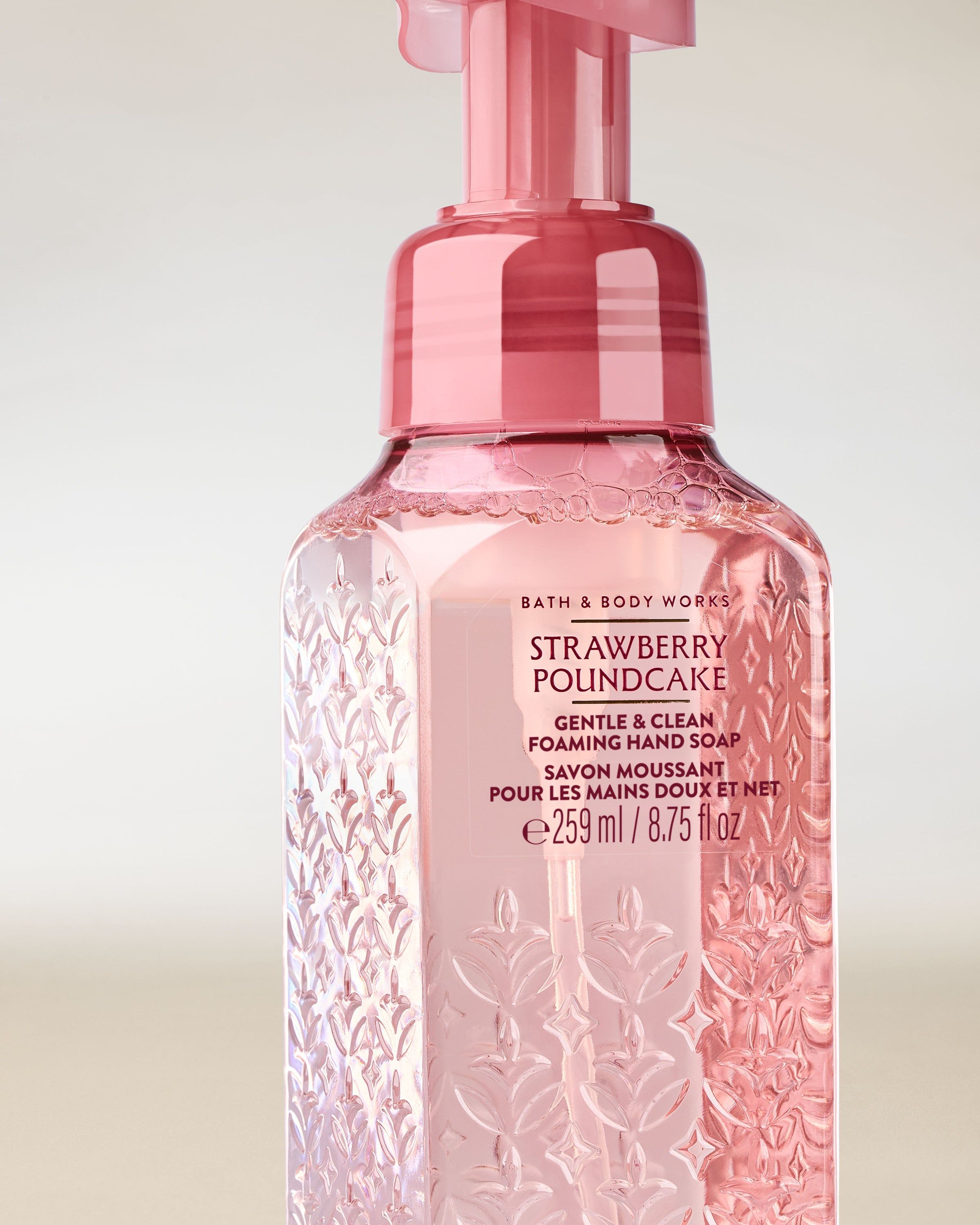Săpun spumă pentru mâini Bath & Body Works Strawberry Poundcake 259 ml, în flacon roz cu pompă.